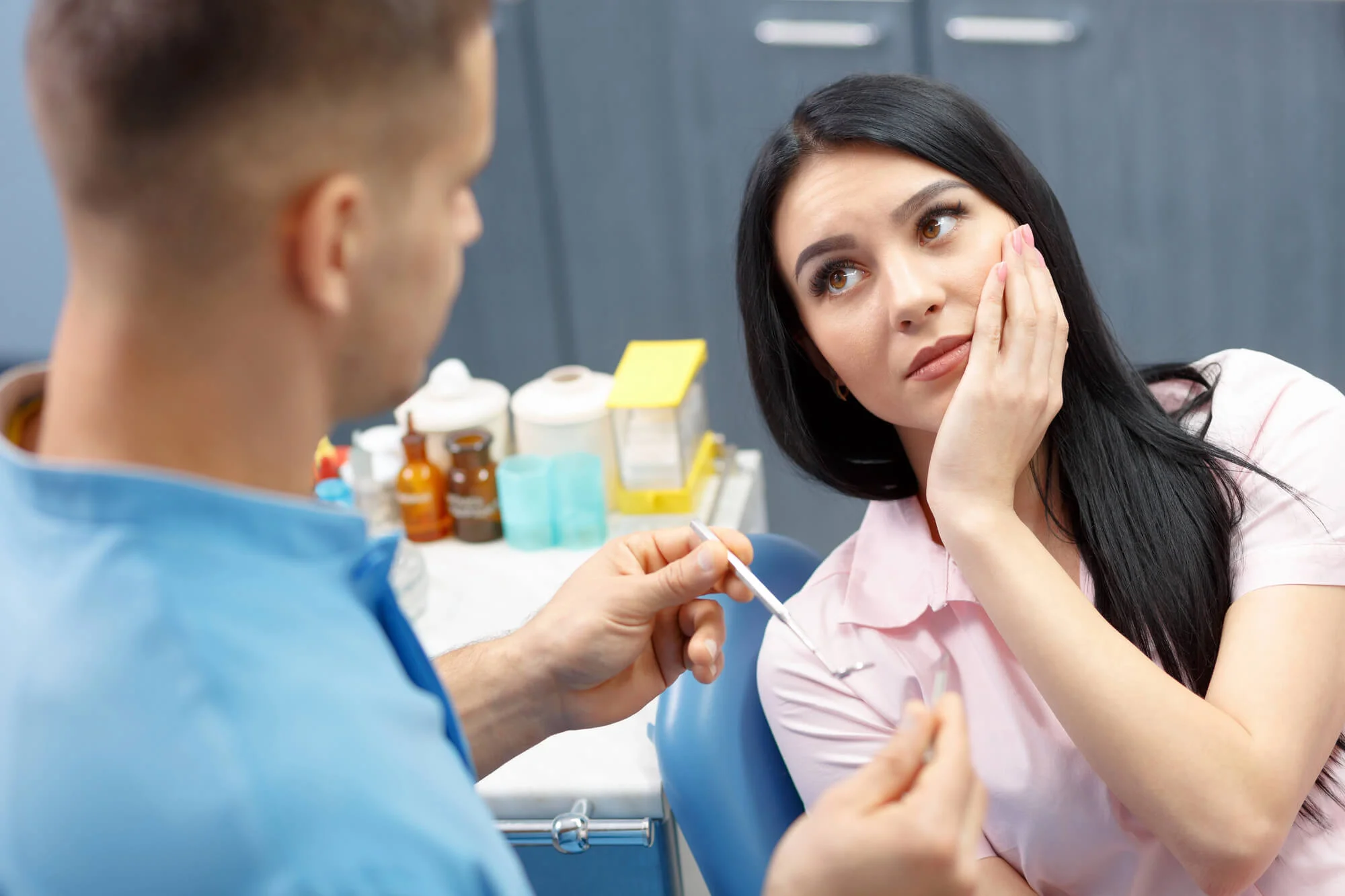 Woman-in-pain-talking-to-emergency-dentist-in-Upper-East-Side